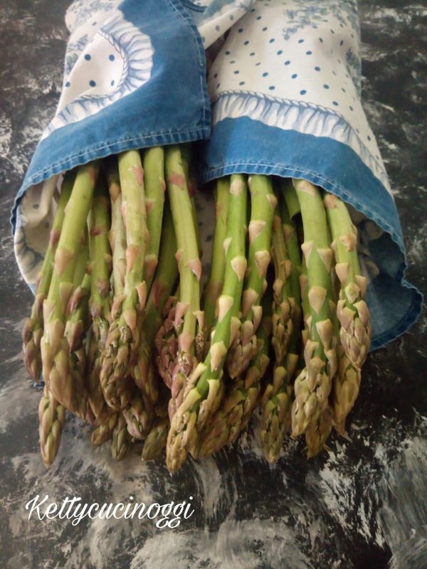 Per preparare gli <i><b>Asparagi alla Bismarck</b></i> per prima cosa dobbiamo pulire bene l’ortaggio, li mettiamo sotto l’acqua corrente e li laviamo bene, poi tagliamo il trochetto più duro e con il pela patate eliminiamo la parte esterna in modo da renderle più morbide nella cottura.

Mettiamo gli asparagi a lessare in una pentola con acqua salata lasciamo cuocere sino a cottura 5/6 minuti fino a che non risulteranno morbidi.