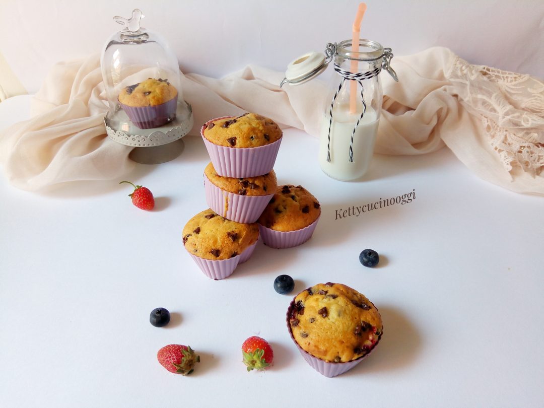 MUFFIN ALLA PANNA CON MIRTILLI E FRAGOLE