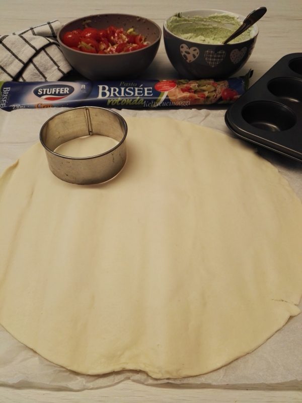 Una volta realizzati i cerchi, tagliamo la carta a forno a quadretti e andremmo a mettere il disco di <b>pasta brisée</b>.