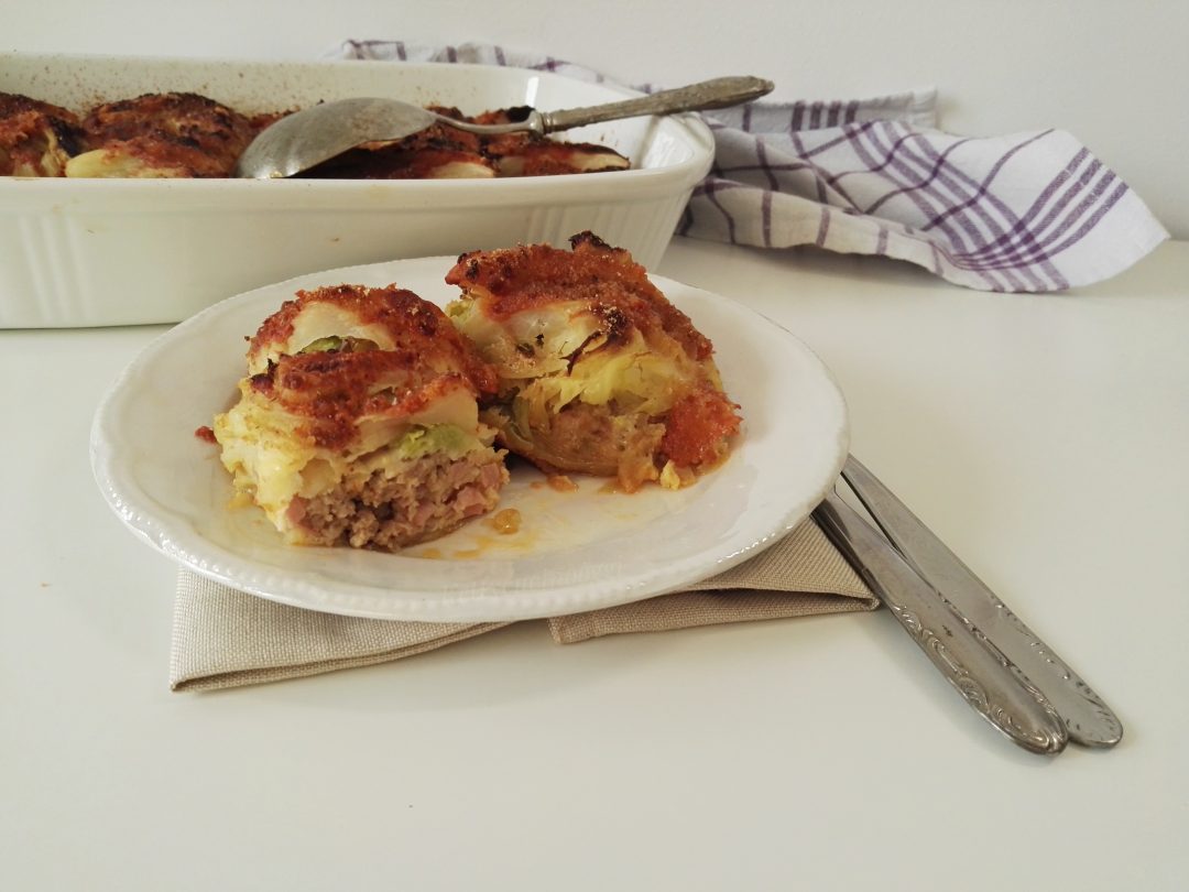 INVOLTINI DI VERZA CON SALSICCIA E SCAMORZA AL FORNO