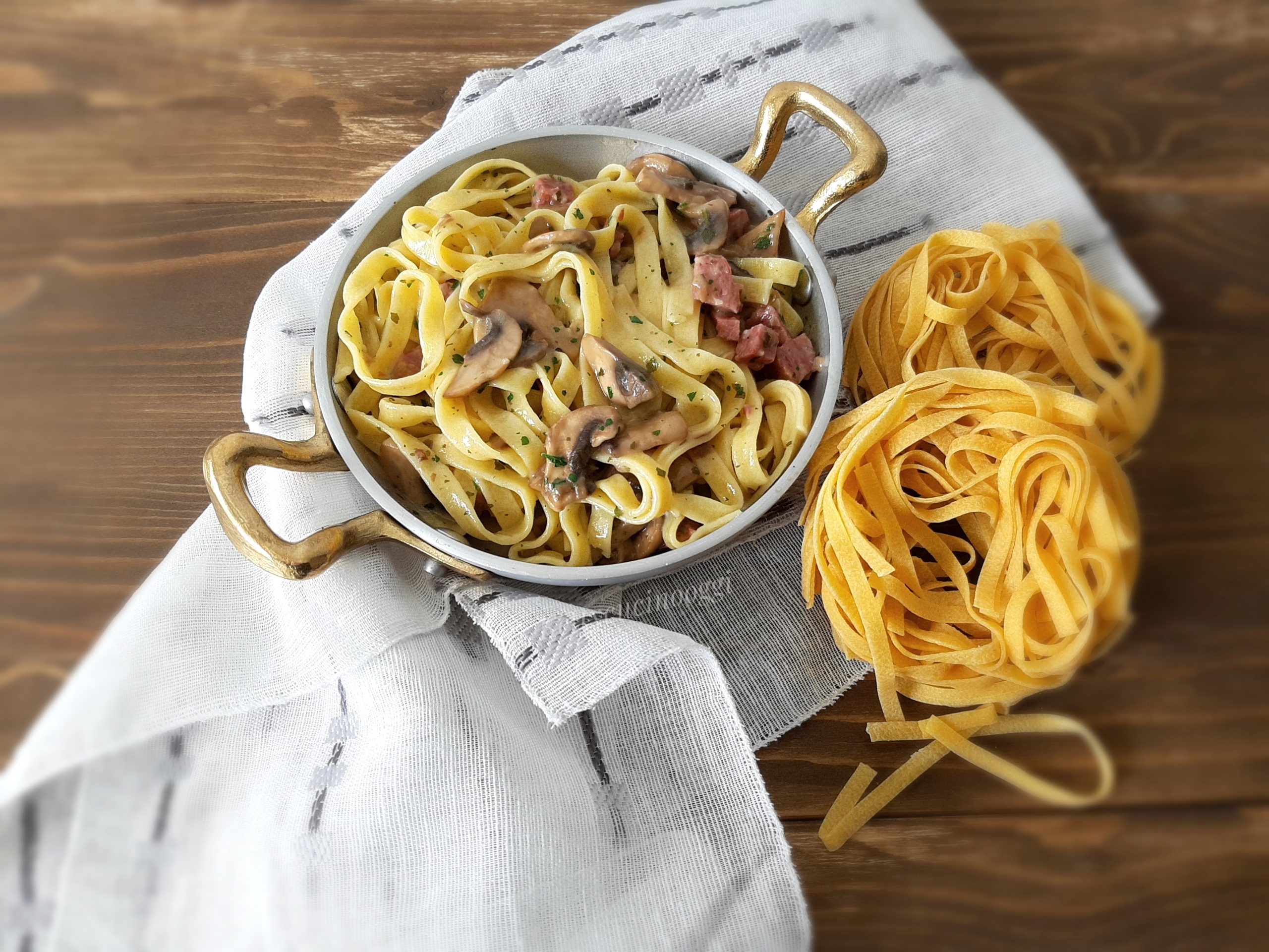 TAGLIATELLE CON CHAMPIGNON E SALAME TARTUFATO - Ketty cucino oggi?