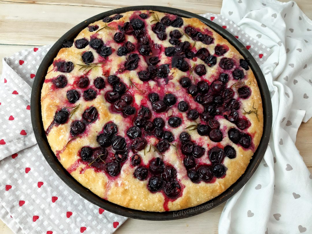 FOCACCIA DOLCE CON UVA FRAGOLA