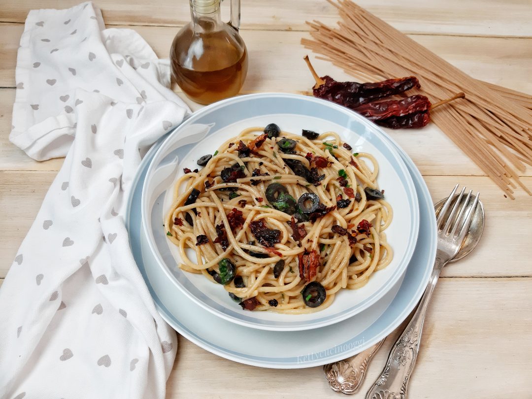 SPAGHETTI CON PEPERONE CRUSCO E OLIVE