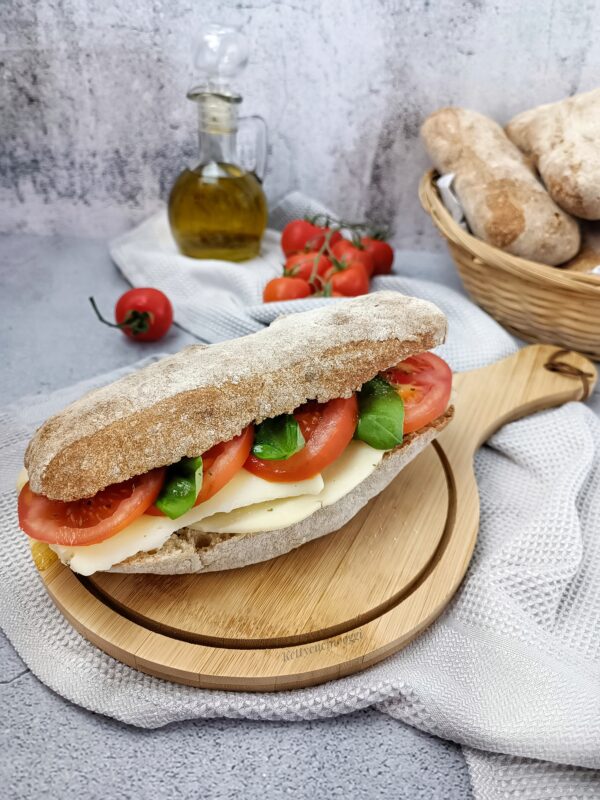 Possiamo usare il pane per accompagnamento ai pasti, io da buna siciliana mi sono fatta il pane cunzato con provola pomodori origano e tanto olio extravergine.