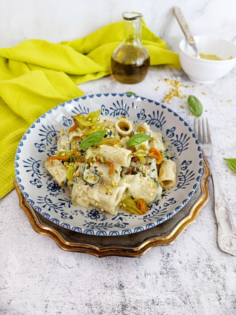 PASTA CON ZUCCHINE E CREMA DI PISTACCHIO 