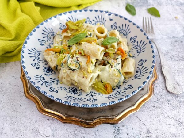 PASTA CON ZUCCHINE E CREMA DI PISTACCHIO: LA RICETTA