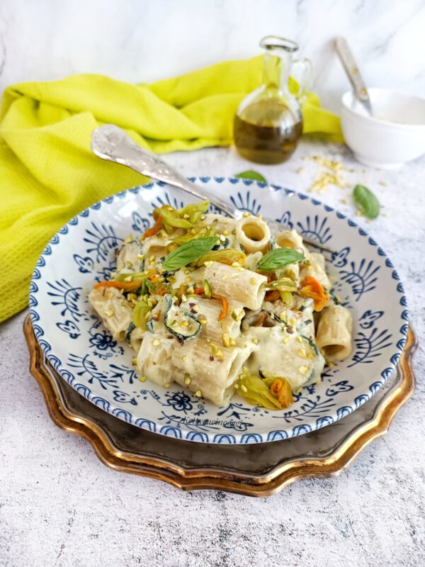 Impiattiamo e guarniamo con una foglia di basilico fresco  granella di pistacchio e una macinata di pepe nero.