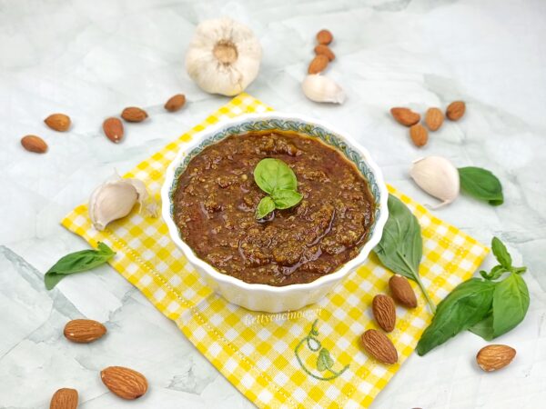 PESTO ALLA SICILIANA CON POMODORI SECCHI: LA RICETTA