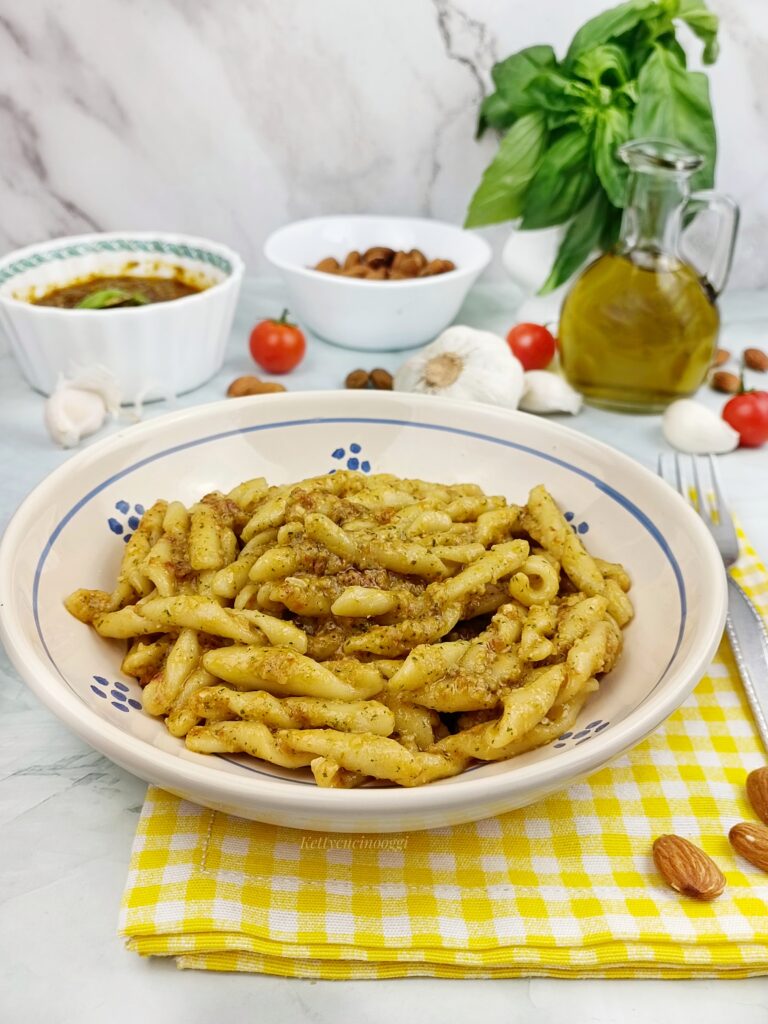 STROZZAPRETI CON IL PESTO ALLA SICILIANA