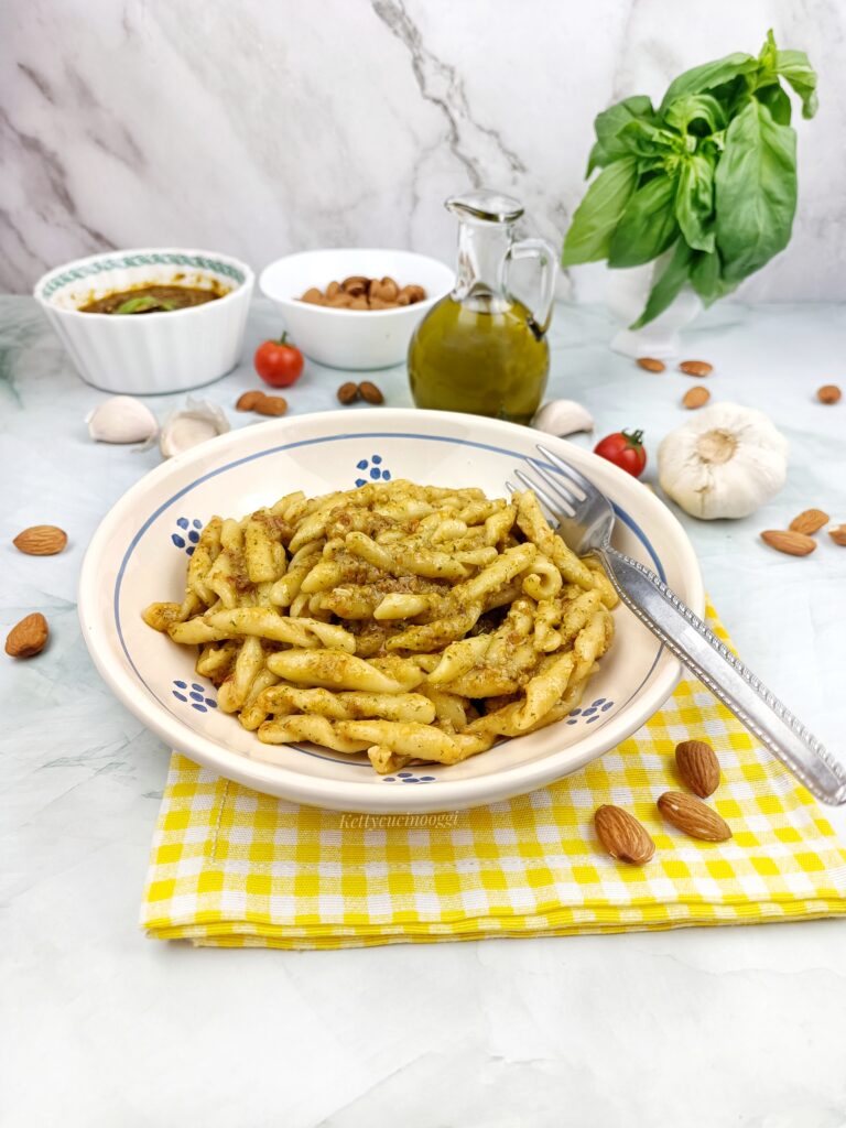 STROZZAPRETI CON IL PESTO ALLA SICILIANA 