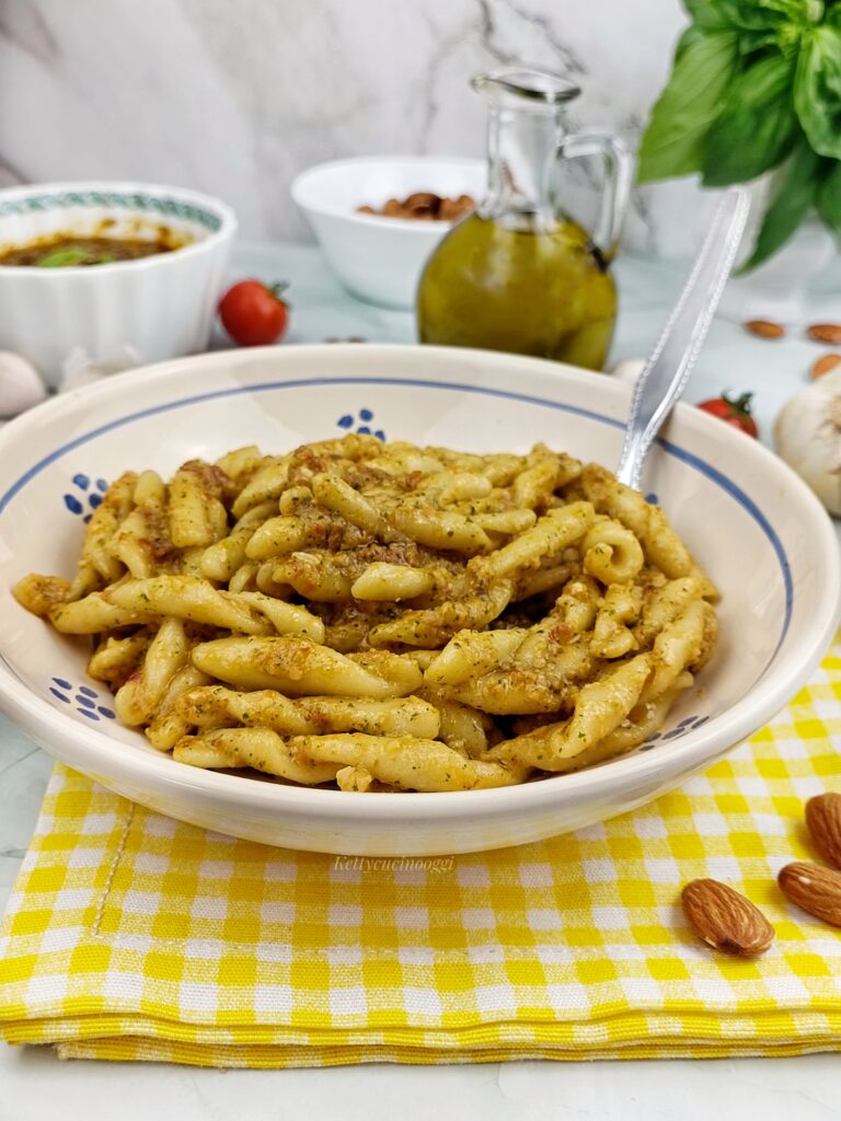 STROZZAPRETI CON IL PESTO ALLA SICILIANA 