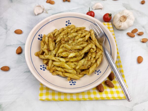 STROZZAPRETI CON IL PESTO ALLA SICILIANA: LA RICETTA