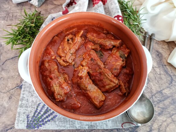 COSTINE AL SUGO DELLA NONNA: LA RICETTA