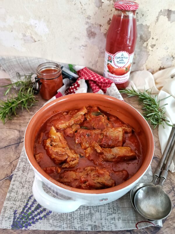 Serviamo le costine al sugo ben calde, accompagnate da fette di pane fresco o polenta.

