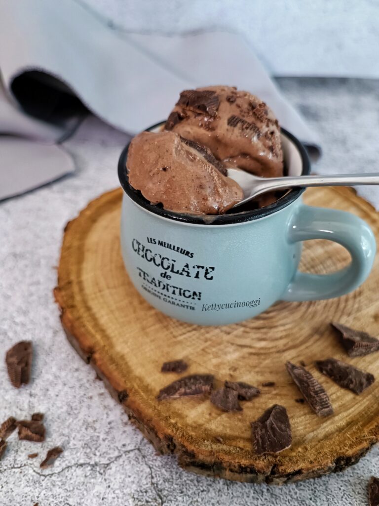 GELATO AL CIOCCOLATO CON GELATIERA 