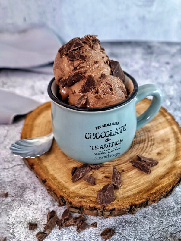 Possiamo servire il nostro gelato con scaglie di cioccolato fondente.