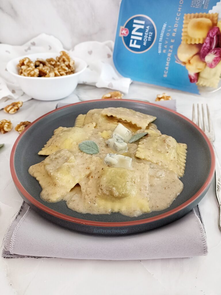 RAVIOLI CON SALSA DI NOCI E GORGONZOLA