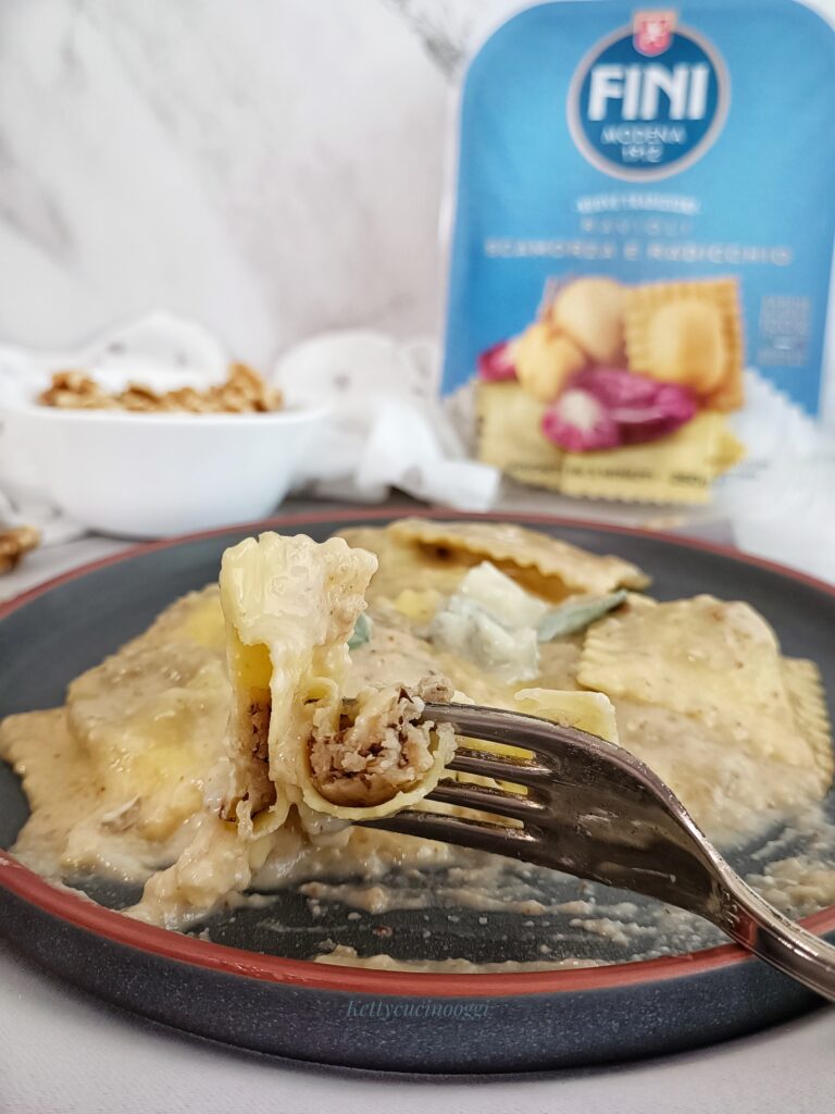 RAVIOLI CON SALSA DI NOCI E GORGONZOLA 