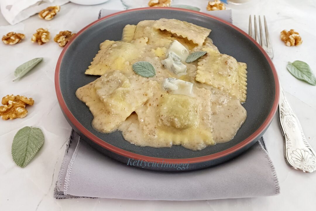 RAVIOLI CON SALSA DI NOCI E GORGONZOLA