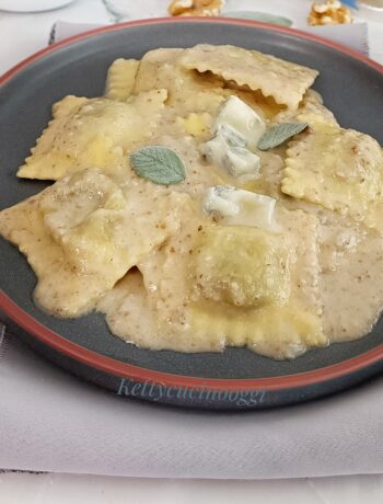 RAVIOLI CON SALSA DI NOCI E GORGONZOLA