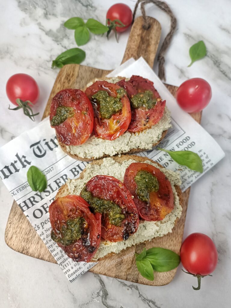 BRUSCHETTE CON CREMA DI TOFU E POMODORINI FRITTI