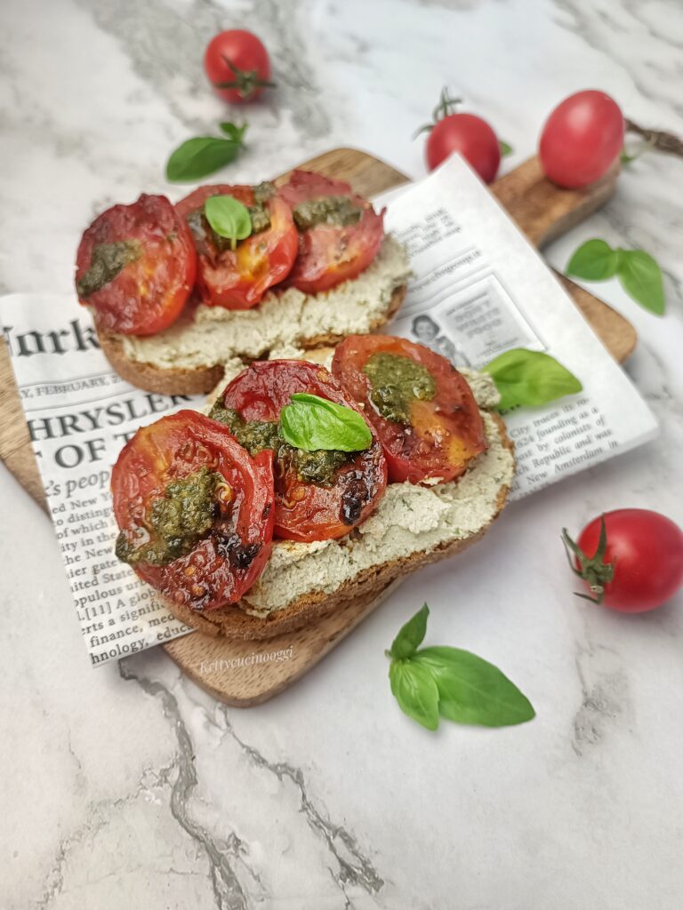 BRUSCHETTE CON CREMA DI TOFU E POMODORINI FRITTI 