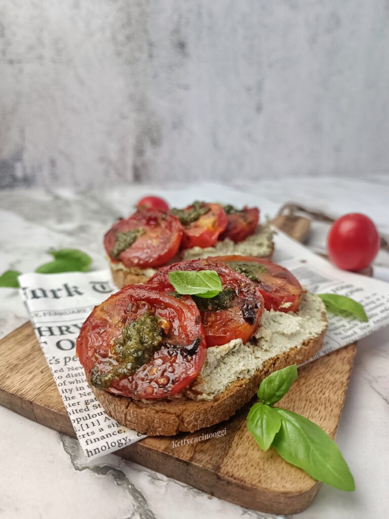 BRUSCHETTE CON CREMA DI TOFU E POMODORINI FRITTI