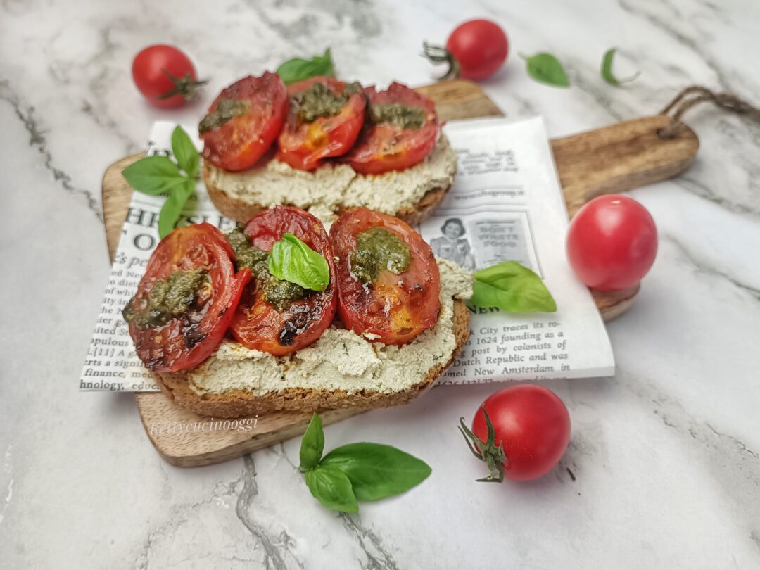 BRUSCHETTE CON CREMA DI TOFU E POMODORINI FRITTI