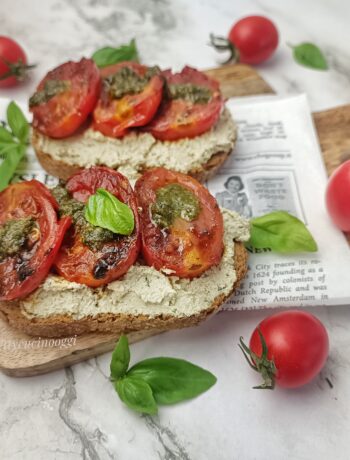 BRUSCHETTE CON CREMA DI TOFU E POMODORINI FRITTI