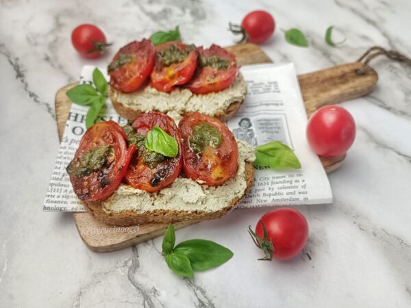 BRUSCHETTE CON CREMA DI TOFU E POMODORINI FRITTI: LA RICETTA