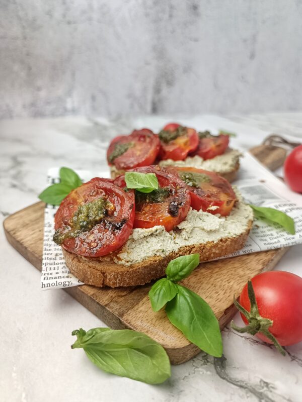 Serviamo le bruschette calde come antipasto o come piatto unico leggero.