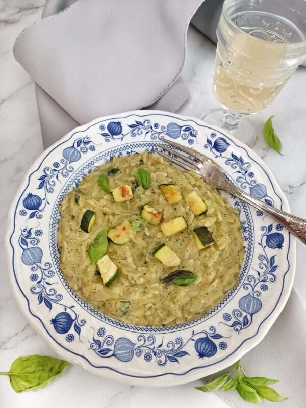 Serviamo a tavola i risoni cremosi ancora caldi, decoriamo con foglie di basilico fresche e le zucchine fritte rimaste.