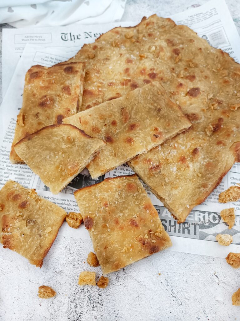 SCHIACCIATA SENZA LIEVITAZIONE CON I CICCIOLI 