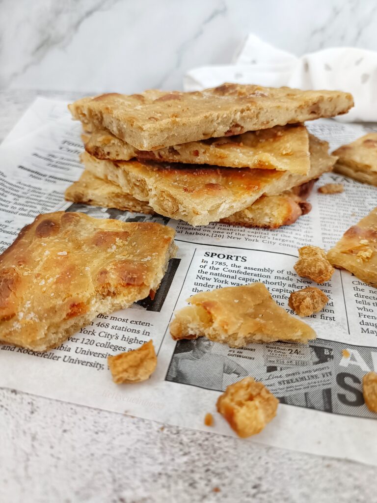 SCHIACCIATA SENZA LIEVITAZIONE CON I CICCIOLI 