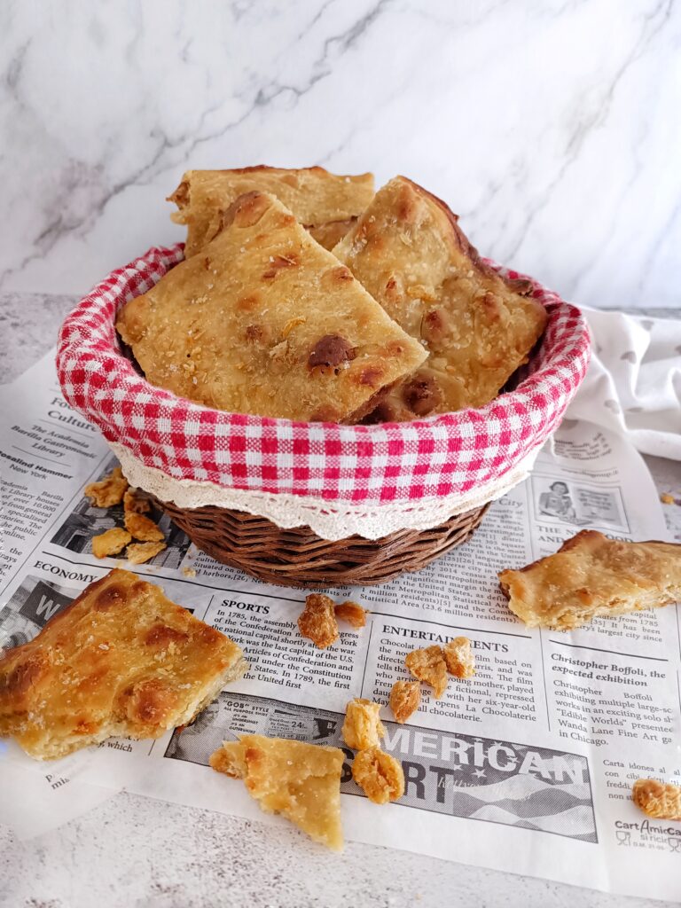 SCHIACCIATA SENZA LIEVITAZIONE CON I CICCIOLI 