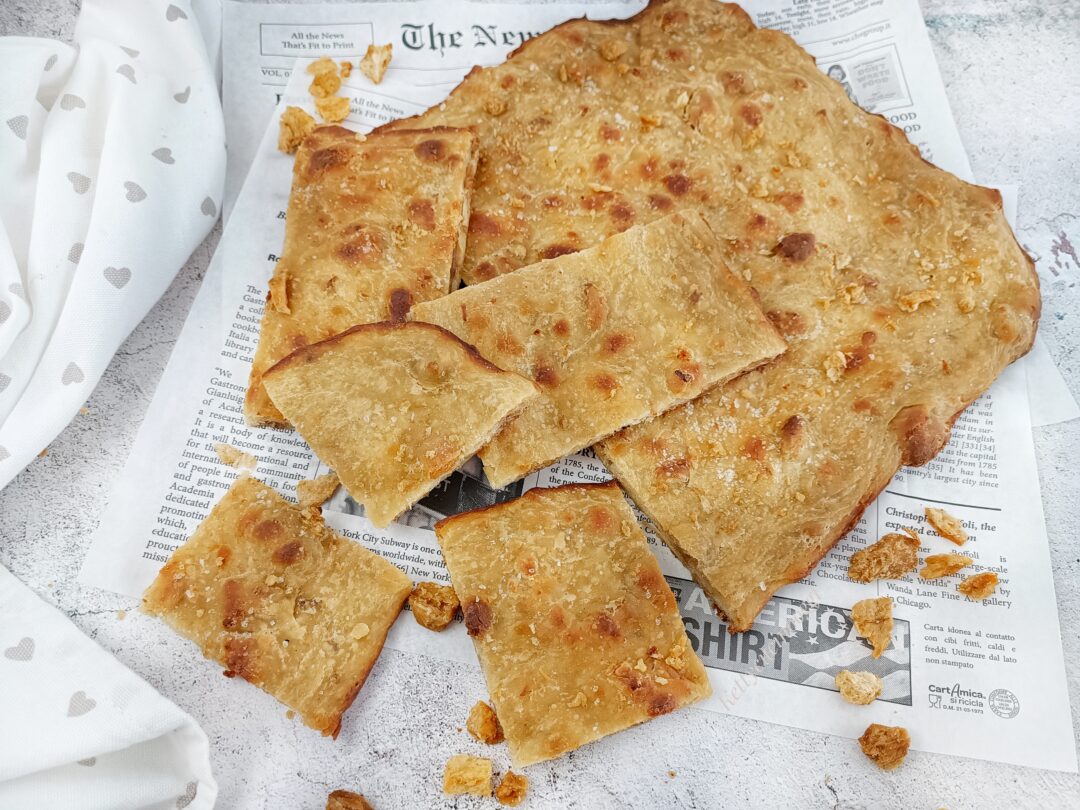 SCHIACCIATA SENZA LIEVITAZIONE CON I CICCIOLI