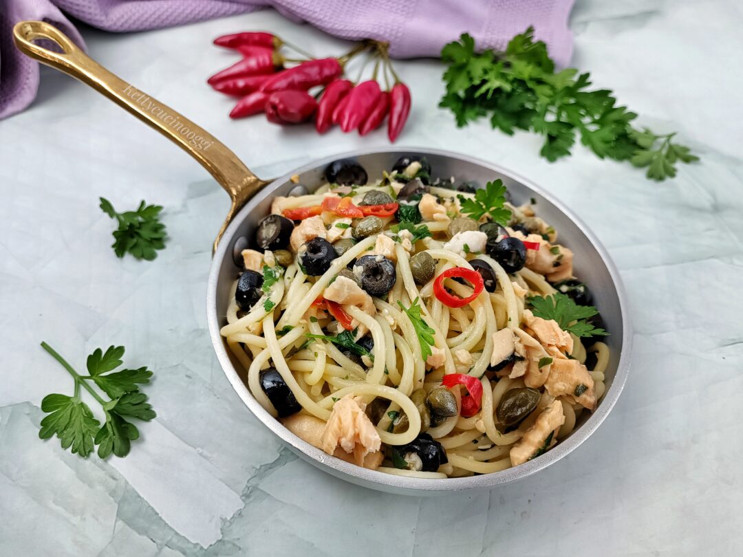 SPAGHETTONI ALLA PUTTANESCA CON SALMONE