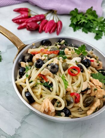 SPAGHETTONI ALLA PUTTANESCA CON SALMONE