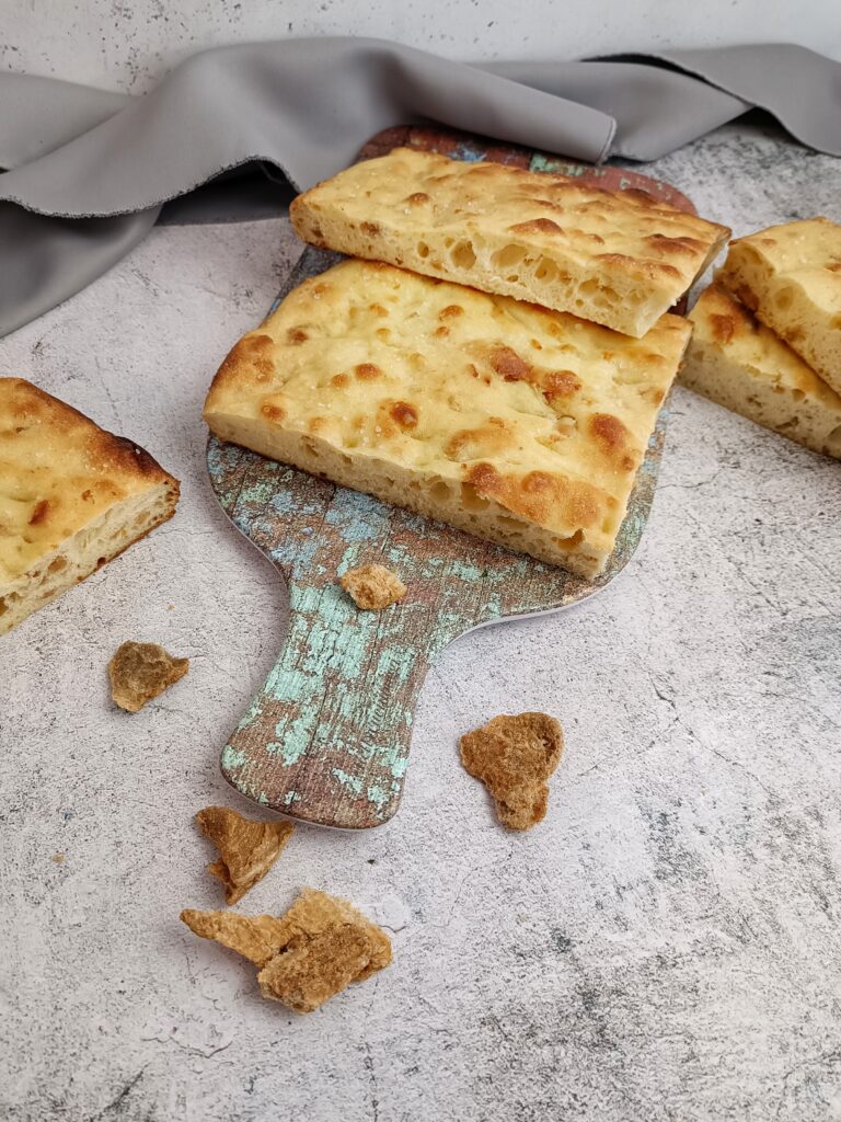 FOCACCIA CON I CICCIOLI 