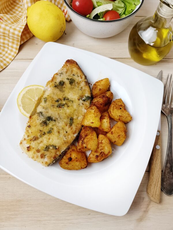 Una volta pronti, serviamo il pesce spada al gratin ancora caldo, accompagnato da una fetta di limone e delle patate arrosto.