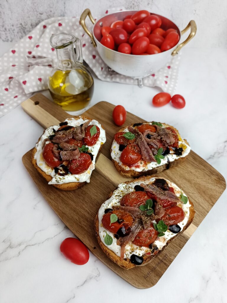 CROSTONI DI PANE ALLA MEDITERRANEA