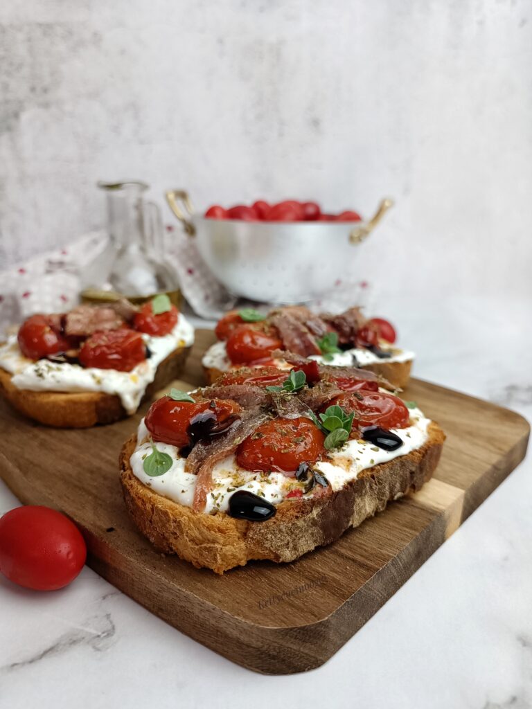 CROSTONI DI PANE ALLA MEDITERRANEA