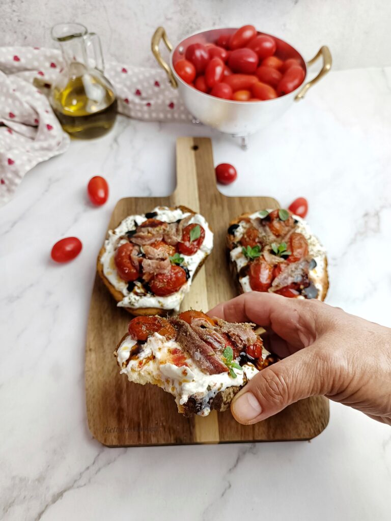 CROSTONI DI PANE ALLA MEDITERRANEA