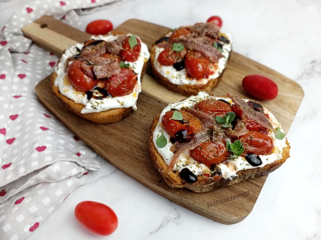 CROSTONI DI PANE ALLA MEDITERRANEA