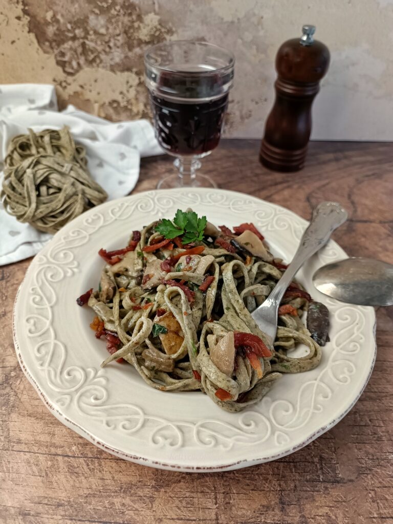 TAGLIATELLE ALLE ORTICHE PORCINI E SPECK 