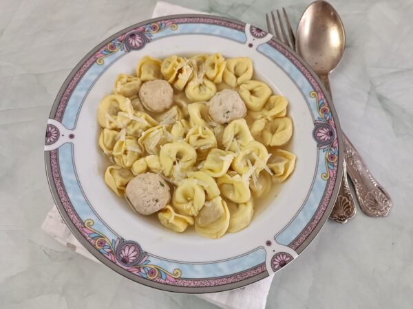 TORTELLINI IN BRODO CON POLPETTINE: LA RICETTA