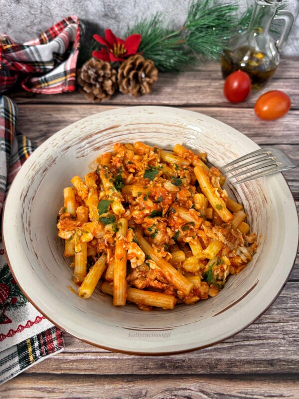 Serviamo la pasta ben calda, spolverizzata con prezzemolo fresco tritato.