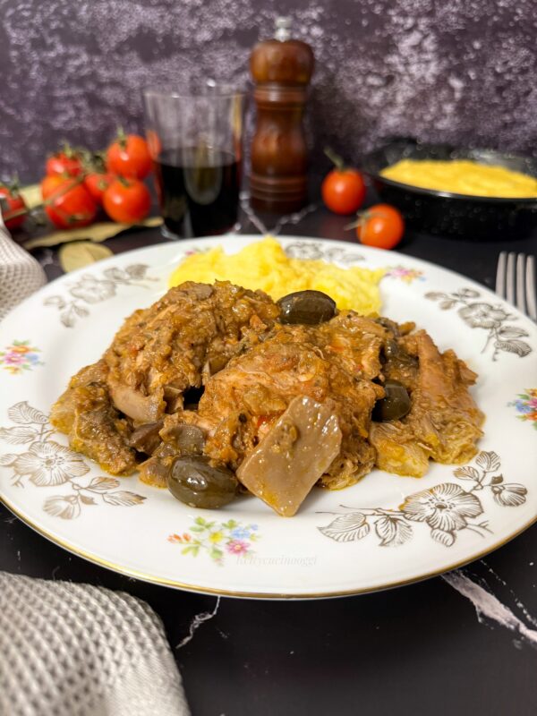 Accompagniamo il coniglio alla cacciatora con pane casereccio o polenta.