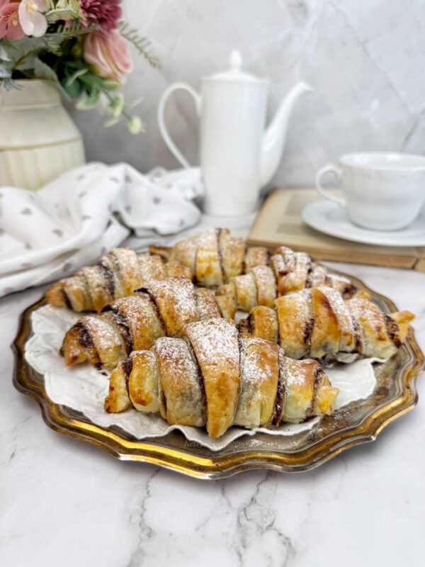 Spolverizziamo con zucchero a velo e serviamo i croissant furbi alla Nutella tiepidi o freddi.