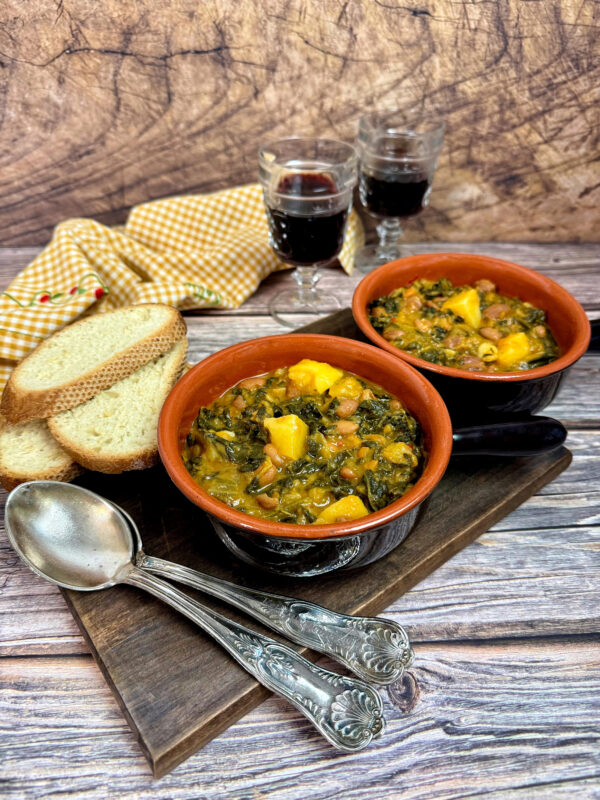 Serviamo la nostra ribollita nelle cocotte aggiungiamo un giro di olio extravergine di oliva e una spolverata di pepe macinato.